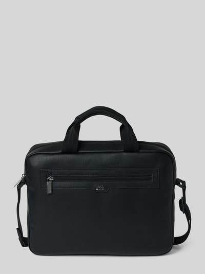Produktfoto, Laptoptasche mit Label-Applikation Modell 'LEWIS_DOC CASE' von BOSS aus schwarzem, genarbtem Leder, rechteckige Form, silberner Reißverschluss, Außenfach, unifarbene Optik, verstellbarer Schulterriemen.