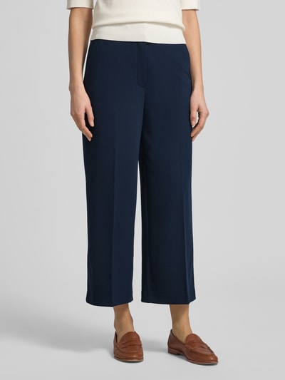 Frauenmodel trägt Stoffhose mit weitem Bein und Bügelfalten von Betty Barclay, dunkelblau, Material-Mix mit Stretch, Ganzkörperansicht von vorne.