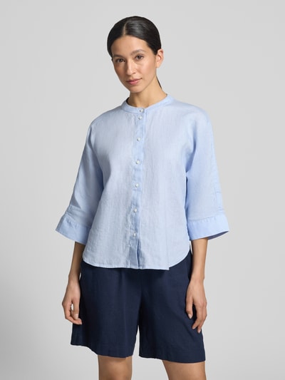 Frauenmodel trägt hellblaue Damen Leinenbluse mit Trompetenärmeln, Loose-Fit, Mao-Kragen und Knopfleiste, Modell 'Fulis' von OPUS, Ganzkörperansicht von vorne.