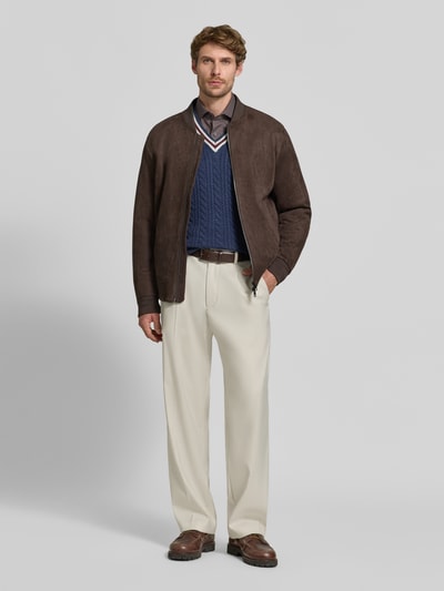 Männermodel trägt Strickpullover mit Woll-Anteil von MCNEAL in Dunkelblau, Zopfmuster, gerader Schnitt, Ganzkörperansicht von vorne.