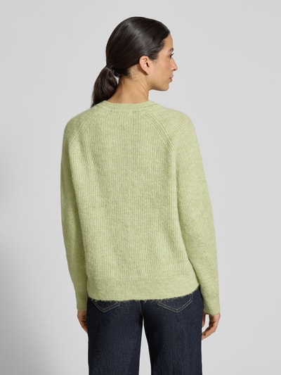 Vrouwenmodel draagt Regular Fit Strickjacke aus Woll-Mix mit Alpaka-Anteil Modell 'LULU' van Selected Femme in uni melange, rondhals, lange raglanmouwen, knoopsluiting, gebreide textuur, Ganzkörperansicht Rückansicht.