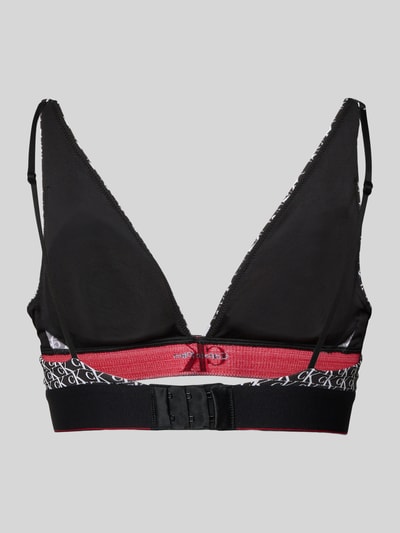Frauenmodel trägt Slim Fit BH mit Allover-Logo-Print von Calvin Klein Underwear, elastischer Mix, Hakenverschluss, Rückansicht Ganzkörperansicht.