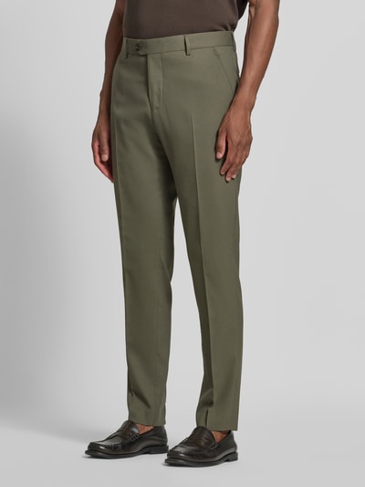 Männermodel trägt olivgrüne Slim Fit Anzughose mit Woll-Anteil Modell 'SLIM-NEIL' von Selected, glatte Textur, Ganzkörperansicht von vorne.