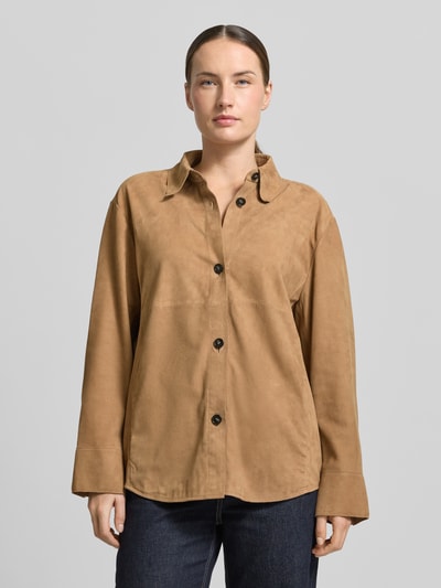 Kobiece model prezentuje kurtka skórzana Regular Fit Lederjacke aus echtem Leder od Marc O'Polo, efekt: jednolity kolor, kołnierzyk typu kent, listwa guzikowa, długi rękaw, mankiet, wpuszczane kieszenie, wykończenie materiału: skóra welurowa, naturalna skóra; widok całej sylwetki z przodu.