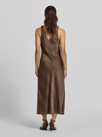 Frauenmodel trägt Midikleid mit V-Ausschnitt Modell 'Qova wave' von Someday aus Satin in Braun mit Wellenmuster, Straight Fit, Ganzkörperansicht Rückansicht. Rückenlänge bei Größe 36: 111 cm, Brustweite bei Größe 36: 45 cm.