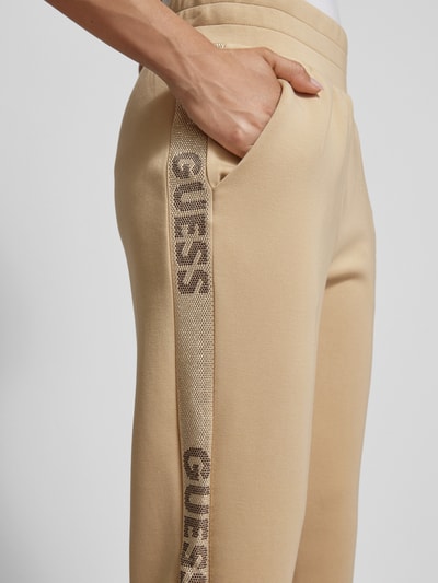 Guess Slim Fit Sweatpants mit Label-Prints Taupe 3