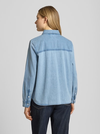 Vrouwenmodel draagt Regular Fit Jeanshemd met borstzakken model 'SEDANA' van Mustang, puur katoen, labeldetail, ruglengte maat 36: 63 cm. Ganzkörperansicht Rückansicht.