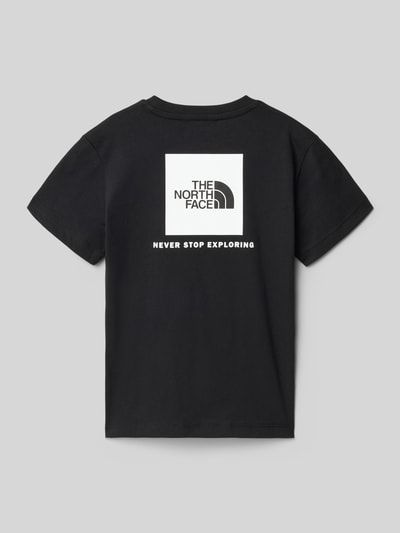 Junge trägt Regular Fit T-Shirt mit Logo-Print von The North Face, Statement-Print, Rundhalsausschnitt, schwarze Farbe, Rückenlänge 51 cm, Ganzkörperansicht Rückansicht