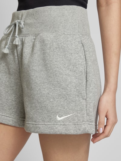 Nike Shorts in unifarbenem Design mit Label-Stitching Dunkelgrau 3