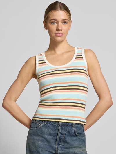 Frauenmodel trägt Tanktop mit Feinripp und Rundhalsausschnitt von Jake*s Casual, Baumwoll-Mix mit Stretch-Anteil, Körpernaher-Schnitt, Wellensaum, gestreiftes Design in Blau, Braun, Weiß und Orange, Ganzkörperansicht von vorne.