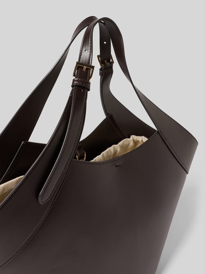 Produktfoto, Handtasche mit verstellbaren Tragehenkeln von Mango, Hauptfach mit Hakenverschluss, Innenfach, Tunnelzug, Breite 49 cm, Länge 25 cm, Tiefe 14 cm, Länge Schulterriemen 44 cm, dunkelbraune Glattlederoptik, goldfarbene Details, cremefarbenes Innenmaterial