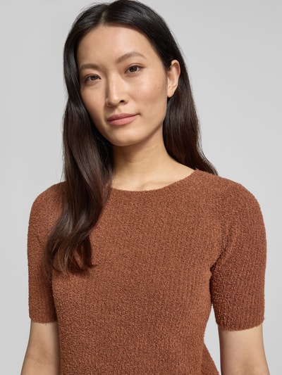 Frauenmodel trägt T-Shirt in Strick-Optik mit Rundhalsausschnitt von Rich & Royal aus Baumwoll-Mix in Braun, Nahaufnahme Oberkörper. Rückenlänge bei Größe S: 50 cm, Ärmellänge bei Größe S: 28 cm, Straight Fit, Damen T-Shirt.