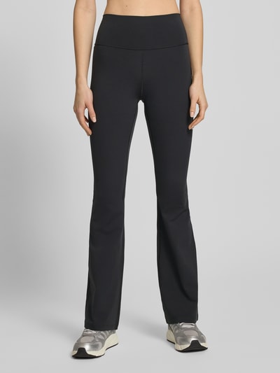 Frauenmodel trägt Flared Fit Stoffhose mit breitem Bund Modell 'All Me' von adidas Sportswear, Schwarz, elastischer Material-Mix, Ganzkörperansicht von vorne.