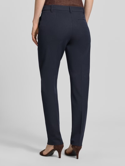 Frauenmodel trägt Hose mit Bügelfalten und Gesäßtasche von Christian Berg Woman Selection, dunkelblau, Material-Mix mit Viskose-Anteil, Regular-Fit, Ganzkörperansicht Rückansicht.