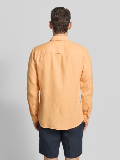 Männermodel trägt Leinenhemd mit Kentkragen van MCNEAL in lichtoranje, regular fit, pure linnen, rugaanzicht, productdetails zichtbaar.