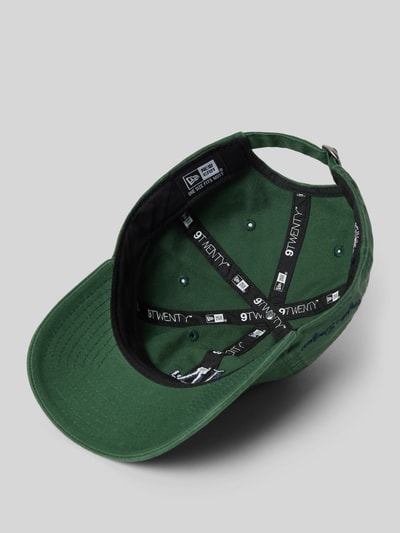 Produktfoto, zielona Baseball Cap mit Motiv-Stitching Modell '9TWENTY®' von New Era z bawełny, wyhaftowany motyw, regulowane zapięcie strapback