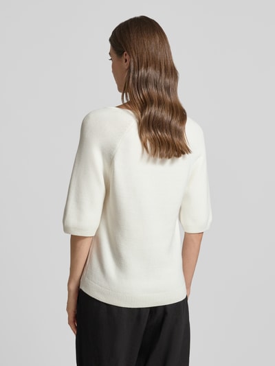 Frauenmodel trägt Regular Fit Strickpullover aus Baumwoll-Mix von s.Oliver RED LABEL in Optik: Unifarben mit Metall-Applikation, Ganzkörperansicht Rückansicht.