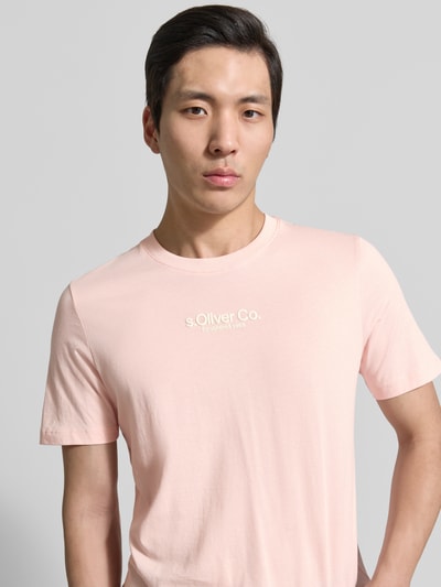 Männermodel trägt Regular Fit T-Shirt aus reiner Baumwolle von s.Oliver RED LABEL in Optik: Unifarben, Label-Print, Nahaufnahme Oberkörper.