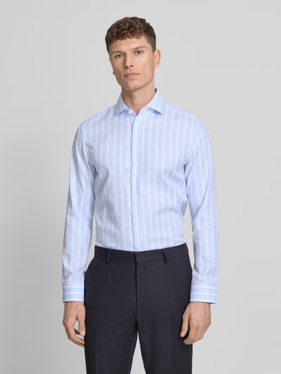 Mannenmodel draagt Slim Fit Business-Hemd aus Baumwolle met kentkraag van SEIDENSTICKER, puur katoen, knoopsluiting, ruglengte 77 cm, schouderbreedte 40 cm, mouwlengte 66 cm, lichtblauw met witte verticale strepen, gladde textuur, geheellichaamsaanzicht van voren.