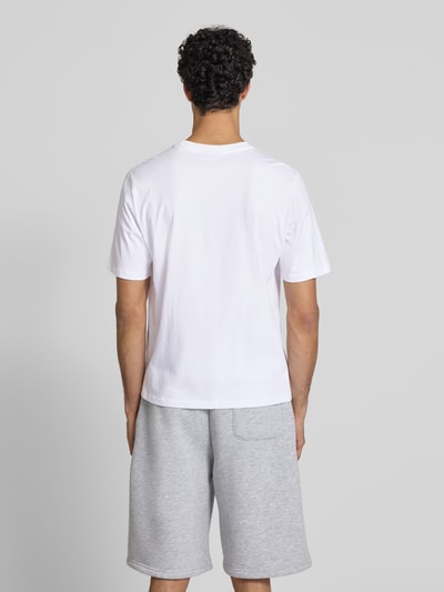 Mężczyzna model nosi T-Shirt mit Logo und Rundhalsausschnitt od REVIEW, męski t-shirt z bawełny, krój relaxed fit, biała i szara kolorystyka, długość tyłu w rozmiarze M: 68 cm, całkowity widok z tyłu.