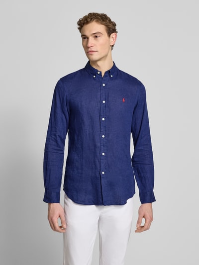 Männermodel trägt Slim Fit Freizeithemd aus reinem Leinen von Polo Ralph Lauren in Dunkelblau, unifarben, Ganzkörperansicht von vorne.