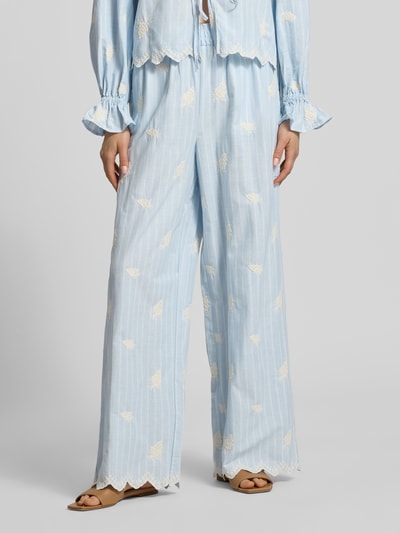 Frauenmodel trägt Hose mit Stitchings und elastischem Bund Modell 'Leni' von OH APRIL, Reine Baumwolle, Relaxed-Fit, hellblau mit weißen Details, Damen Hose, Ganzkörperansicht von vorne.