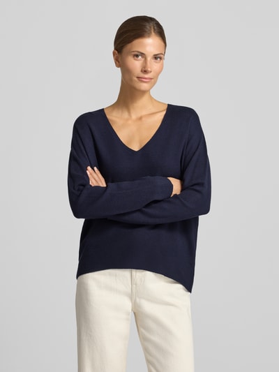 Frauenmodel trägt Strickpullover aus Viskose-Mix Modell 'FREYJA' von Oui in Dunkelblau, V-Ausschnitt, gerade Passform, Nahaufnahme Oberkörper.