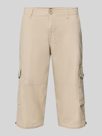 Produktfoto, Capri Cargo Pants mit Pattentaschen von bugatti, mieszanka bawełny z dodatkiem streczu, krój straight fit, zapięcie na guzik i zamek błyskawiczny, wpuszczane kieszenie francuskie, boczne kieszenie z patką i guzikiem, dół z troczkiem, kieszenie z tyłu, szerokość w rozmiarze 50: 46 cm, długość wewnętrzna nogawki w rozmiarze 50: 41 cm, beżowy kolor, lekko połyskująca tekstura