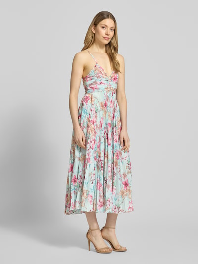 Frauenmodel trägt Regular Fit Midikleid in Plissee-Optik von ADLYSH, floraler Allover-Print, Cut-Out, Spaghettiträger, Ganzkörperansicht von vorne.