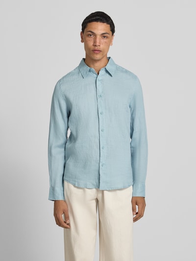 Männermodel trägt Regular Fit Leinenhemd mit Kentkragen Modell 'FLYNN' von Only & Sons, hellblau, strukturierte Oberfläche, Herren, Ganzkörperansicht von vorne.