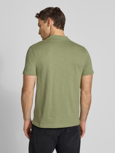 Männermodel trägt Slim Fit Poloshirt mit V-Ausschnitt von MCNEAL in Olivgrün, reine Baumwolle, Rückansicht, Ganzkörperansicht von hinten.