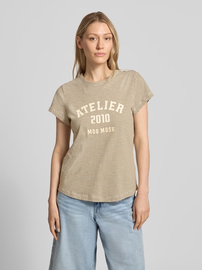Frauenmodel trägt Regular Fit T-Shirt mit Logo-Print Modell 'Camp' von MOS MOSH aus Reine Baumwolle in Beige mit Streifen, Rundhalsausschnitt, Rückenlänge bei Größe S 62 cm, Ganzkörperansicht von vorne.