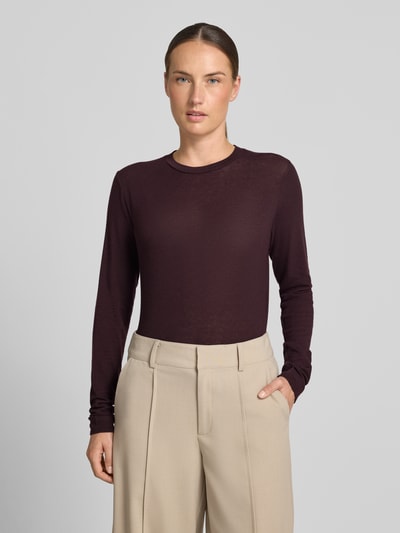 Frauenmodel trägt Longsleeve aus Lyocell-Mix mit Rundhalsausschnitt von windsor., Damen, Slim-Fit, Label-Detail, Rückenlänge bei Größe 36: 63 cm, einfarbig, glatte Textur, Ganzkörperansicht von vorne.