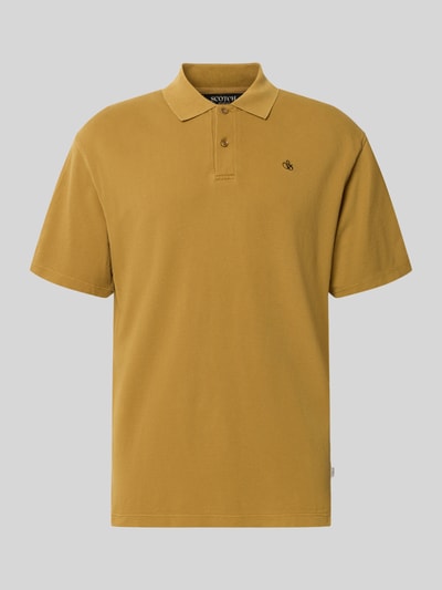 Produktfoto, Relaxed Fit Poloshirt mit Logo-Stitching von Scotch & Soda in Senfgelb, Reine Baumwolle, Kurzärmelig, Rückenlänge 69 cm bei Größe M