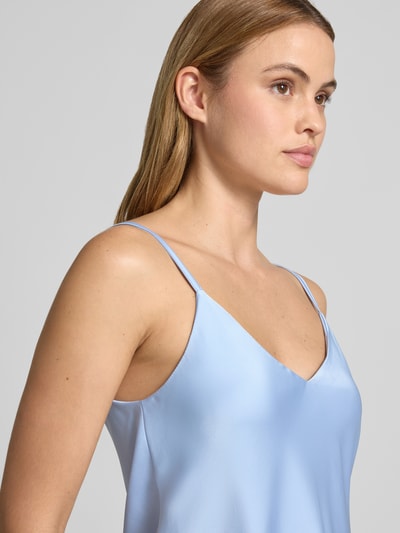 Frauenmodel trägt Top mit V-Ausschnitt und Spaghettiträgern von Rinascimento aus hellblauem Satin, Loose Fit, Nahaufnahme Oberkörper.