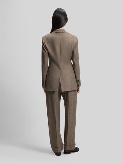 Frauenmodel trägt Slim Fit Longblazer aus Viskose-Mix Modell 'Jonahsa' von BOSS in Braun mit feiner Textur, Ganzkörperansicht Rückansicht. Damen Longblazer von BOSS.