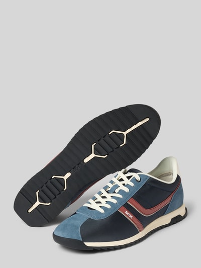Produktfoto, sneakersy z nadrukiem z logo model 'ZAYN_TENN_BNYMI' od BOSS Orange, niebieski z białymi i bordowymi elementami, faktura zamszu i gładka