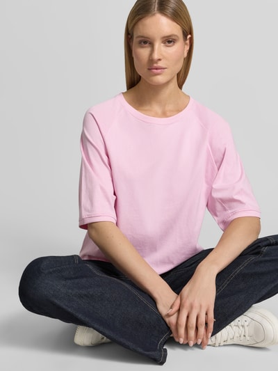 Frauenmodel trägt Regular Fit Sweatshirt mit Rundhalsausschnitt Modell 'Comte' von FREE/QUENT, reine Baumwolle, Halbarm, zartrosa, Nahaufnahme Oberkörper.