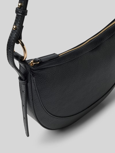 Produktfoto, Shoulder Bag mit Reißverschluss von Mango in schwarzer Leder-Optik mit Ziernähten, Hauptfach, verstellbarer Schulterriemen, Breite 31 cm, Länge 19 cm, Tiefe 4 cm, Riemenlänge 68 cm.