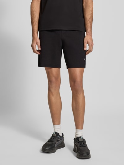 Männermodel trägt Shorts mit Logo Modell 'CLOUDSPUN 7' von PUMA PERFORMANCE, Regular-Fit, Material-Mix mit Lyocell, Ganzkörperansicht von vorne.