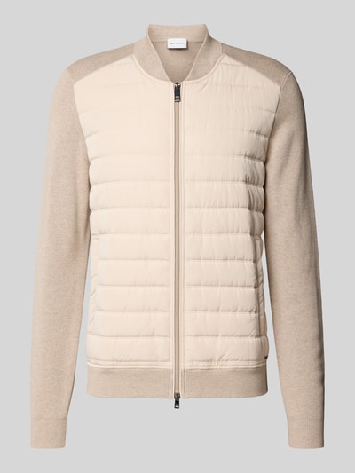 Produktfoto, Strickjacke mit Stehkragen und Steppnähten von ROY ROBSON, Baumwoll-Viskose-Mix in Beige, Regular Fit, Zweiwege-Reißverschluss, Eingrifftaschen, strukturierte Steppnähte, neutrale Farbtöne, Rücklänge und Ärmellänge 74 cm.
