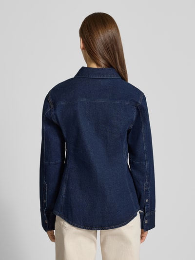 Frauenmodel trägt Regular Fit Jeansbluse Modell 'Classic' von Calvin Klein Jeans in Denim-Optik, Baumwoll-Mix, Ganzkörperansicht Rückansicht.