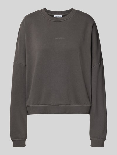 Produktfoto, Oversized Sweatshirt mit Label-Stitching von OH APRIL in Dunkelgrau aus reiner Baumwolle, oversized, Rundhalsausschnitt, glatte Textur.