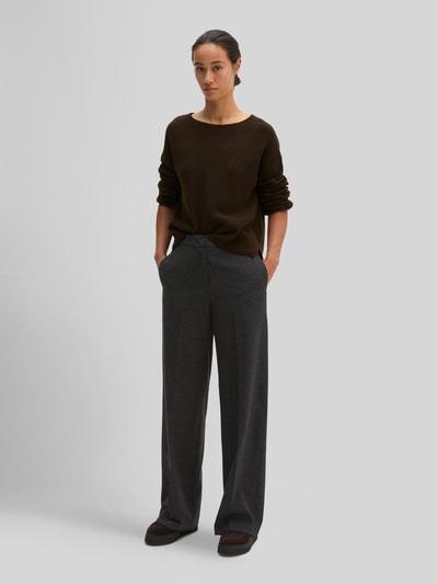 Frauenmodel trägt Relaxed Fit Pullover aus Schurwoll-Mix von Marc O'Polo in Dunkelbraun zu grauer Stoffhose, Ganzkörperansicht von vorne. Damen Pullover von Marc O'Polo.