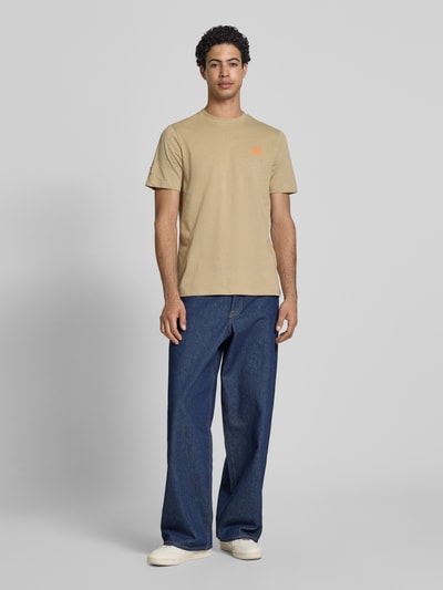 Männermodel trägt T-Shirt mit Motiv-Print Modell 'SUN SURF' von Blend in Beige, Regular Fit, reine Baumwolle, Ganzkörperansicht von vorne.