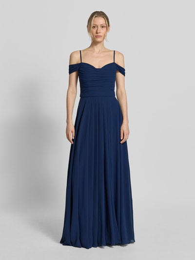 Frauenmodel trägt Maxikleid im Off-Shoulder-Look mit Gehschlitz von Mascara, A-Linie, Drapierungen, Rückenlänge 128 cm, Brustweite 33 cm, Ganzkörperansicht von vorne.