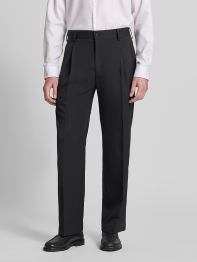 Männermodel trägt Loose Fit Anzughose mit Baumwoll-Anteil Modell 'JAROD2' von Strellson, einfarbig, Twill-Textur, Nahaufnahme Oberkörper.