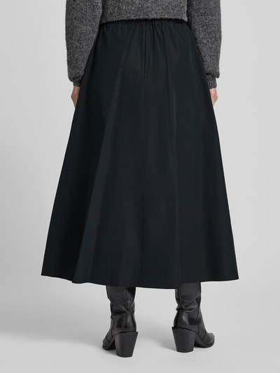 Kobiece model prezentuje czarny, jednokolorowy Midi-Rock z bawełną CURVATO od Weekend Max Mara, widok całej sylwetki z tyłu.