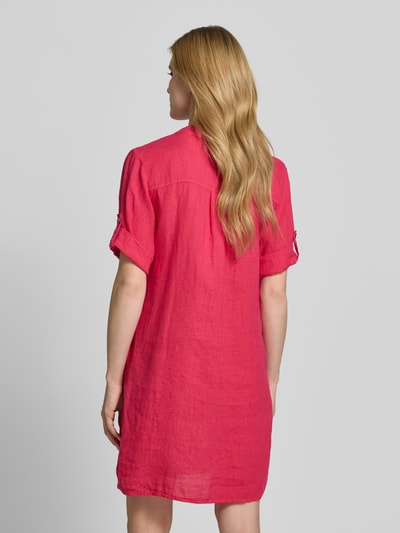 Frauenmodel trägt Tunikakleid aus Leinen mit V-Ausschnitt Modell 'Ki44ra' von ZABAIONE in kräftigem Pink, Gerader-Schnitt, Struktur sichtbar, Rückenlänge 95 cm, Brustweite 50 cm, Ärmellänge 26 cm, Ganzkörperansicht Rückansicht.