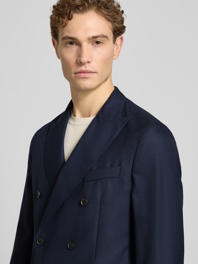 Männermodel trägt Slim Fit Sakko aus reiner Schurwolle Modell 'C-Henry-DB-2626' von BOSS in Melange-Optik, Nahaufnahme Oberkörper.